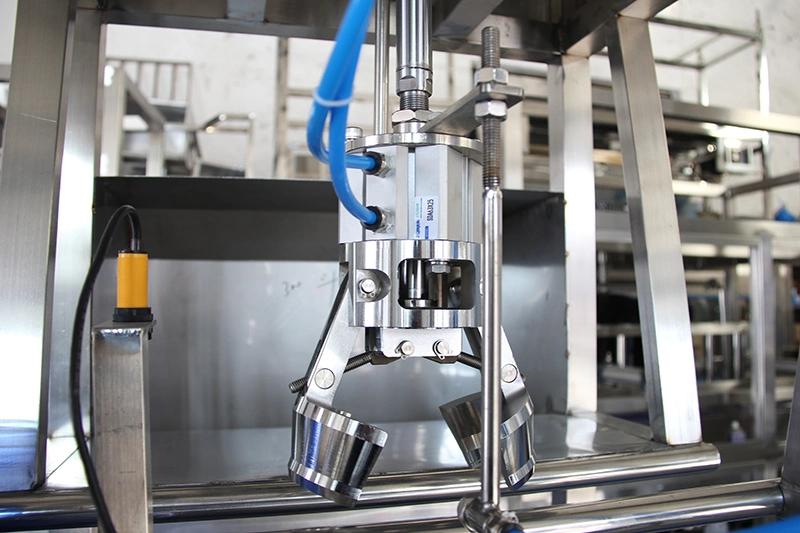 5 galonluk su dolum makinası-kapak a&ccedil;ıcı