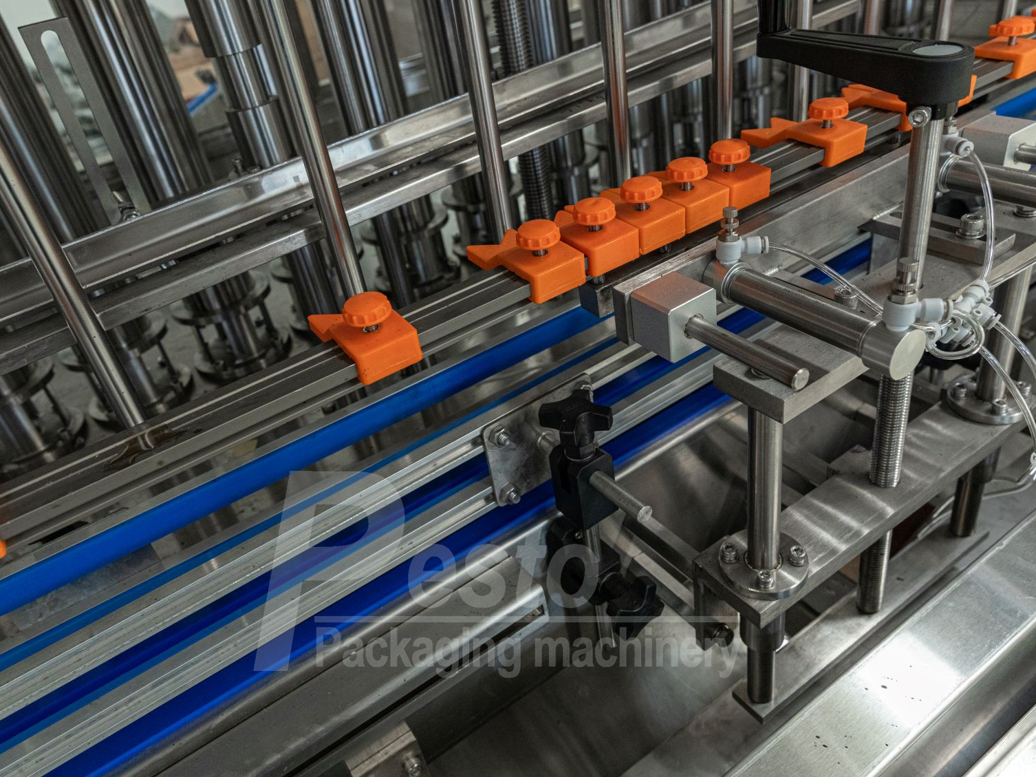 Mos&oacute;szer-bet&ouml;ltő g&eacute;p-biztons&aacute;g &eacute;s gyors v&aacute;lt&aacute;s